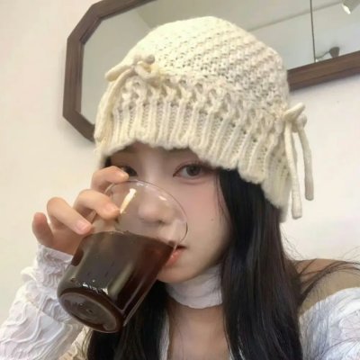 随盲柳入眠的女人